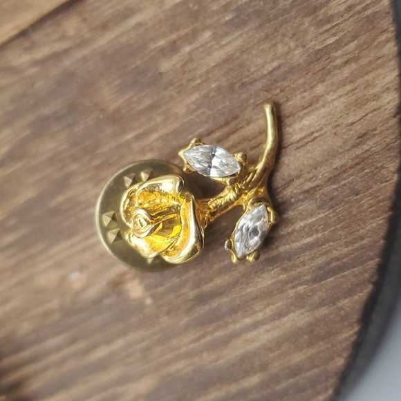 B650 kissed by a rose crystal pin‎ - Picture 2 of 2